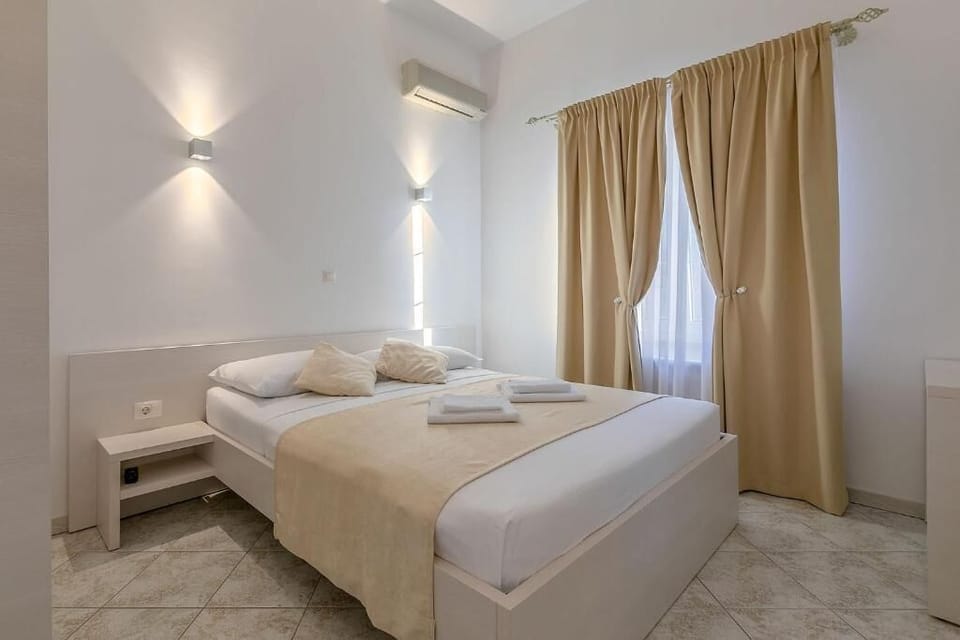 Desk, soundproofing, free WiFi, bed sheets