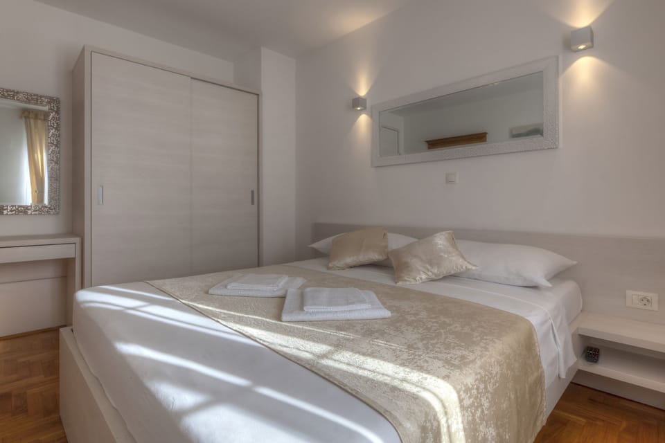 Superior Apartment, 1 Bedroom, Balcony | Desk, soundproofing, free WiFi, bed sheets