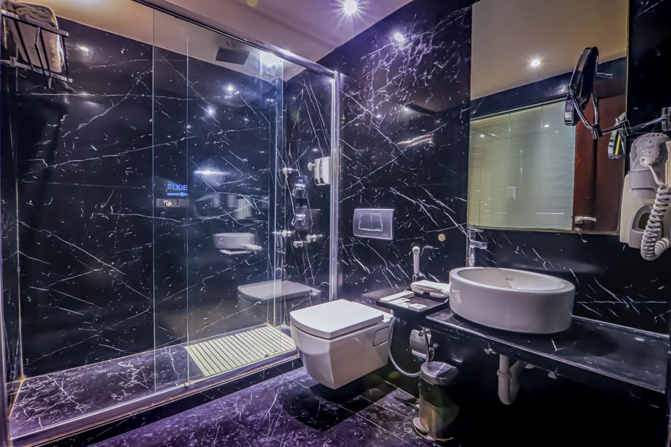 Studio | Bathroom | Shower, rainfall showerhead, free toiletries, hair dryer