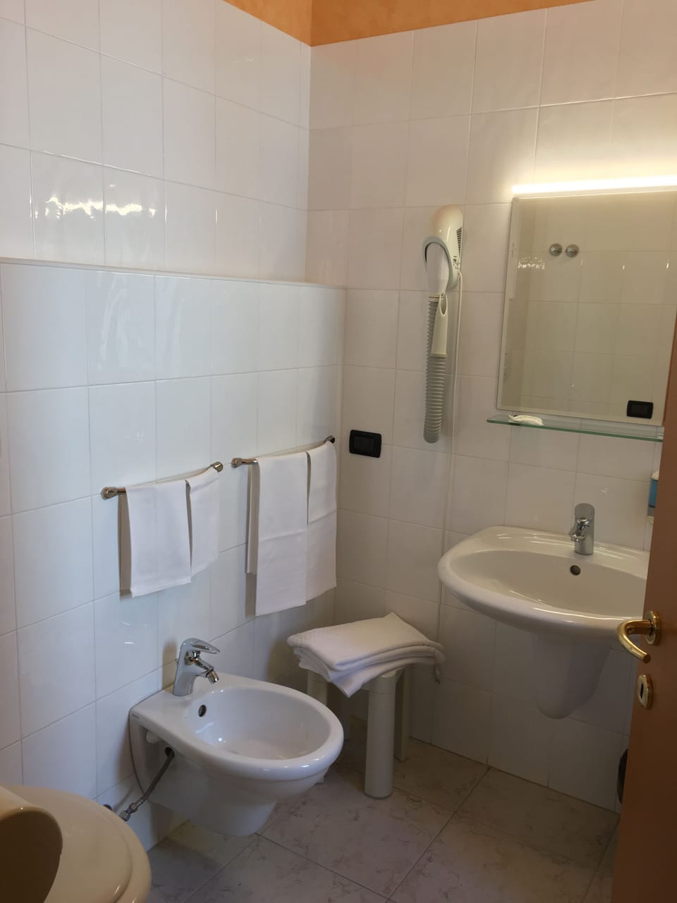 Triple Room | Bathroom | Shower, rainfall showerhead, free toiletries, hair dryer