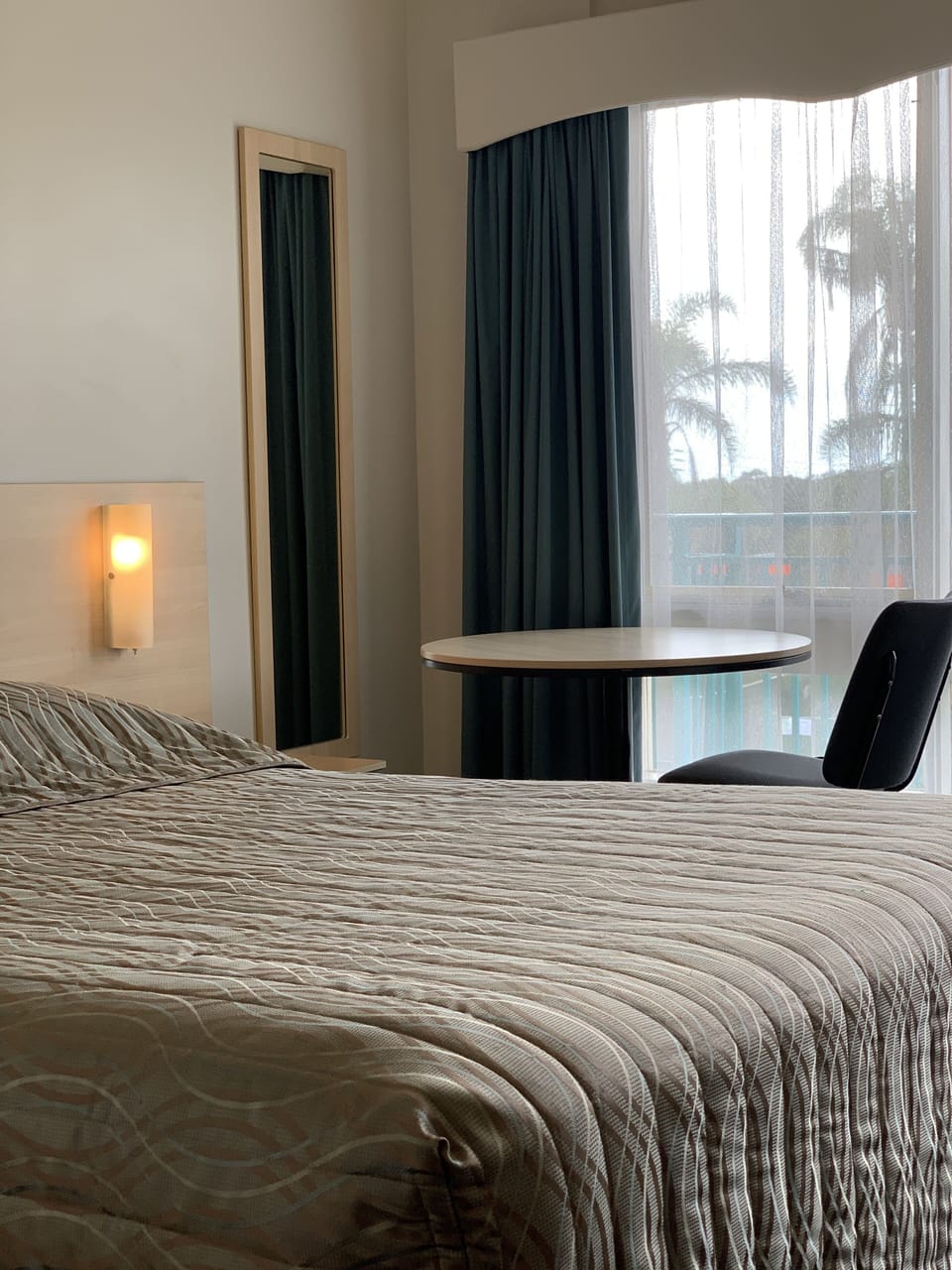 Corporate Room | In-room safe, desk, laptop workspace, blackout drapes