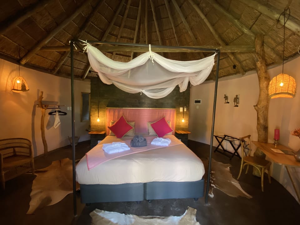 Premium bedding, in-room safe, free WiFi, bed sheets