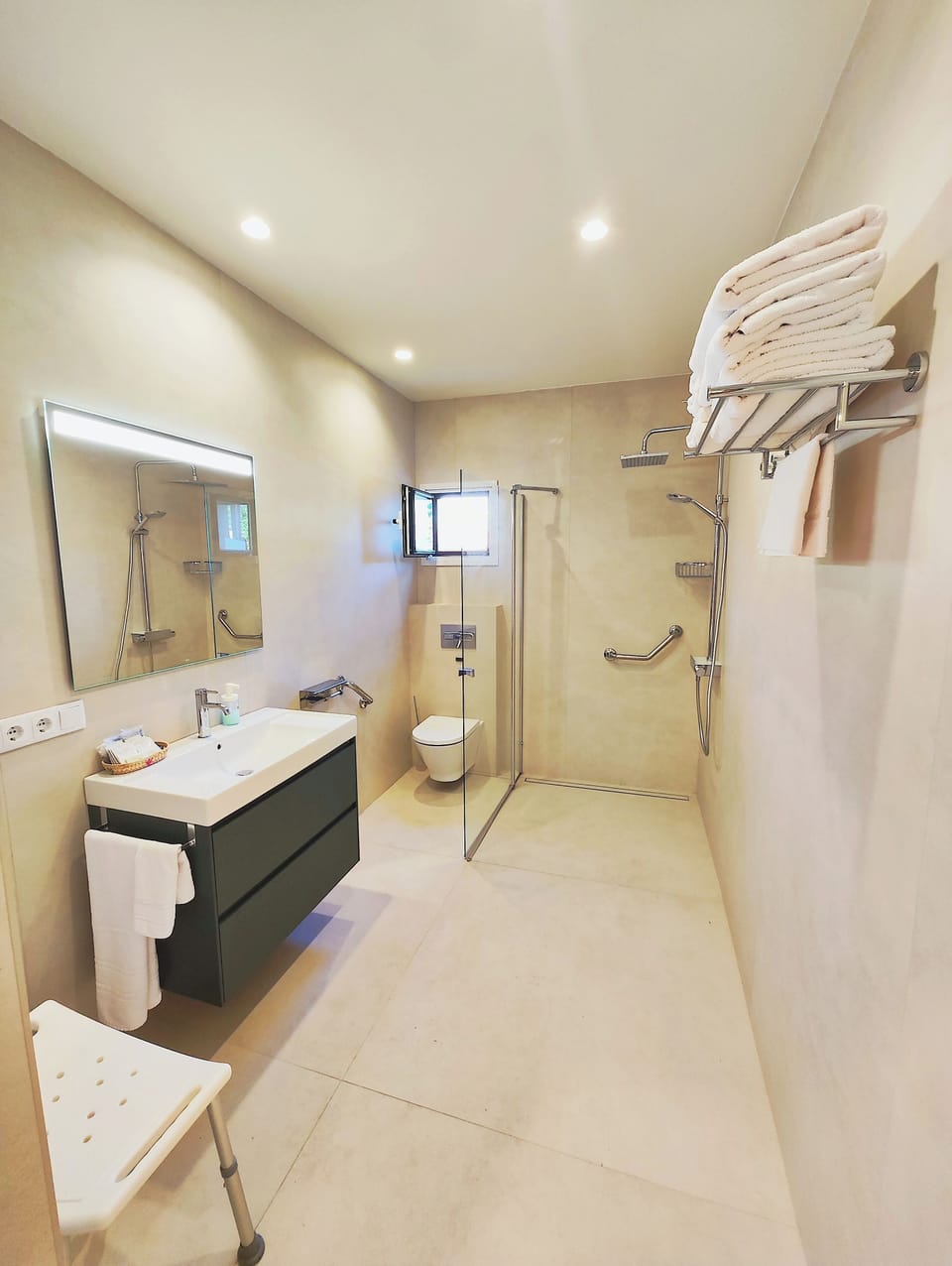 Family Studio, Roll-in Shower, Kitchen | Bathroom | Designer toiletries, hair dryer, towels