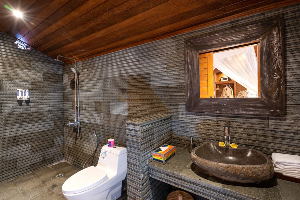 Deluxe Villa | Bathroom | Shower, free toiletries, hair dryer, bathrobes