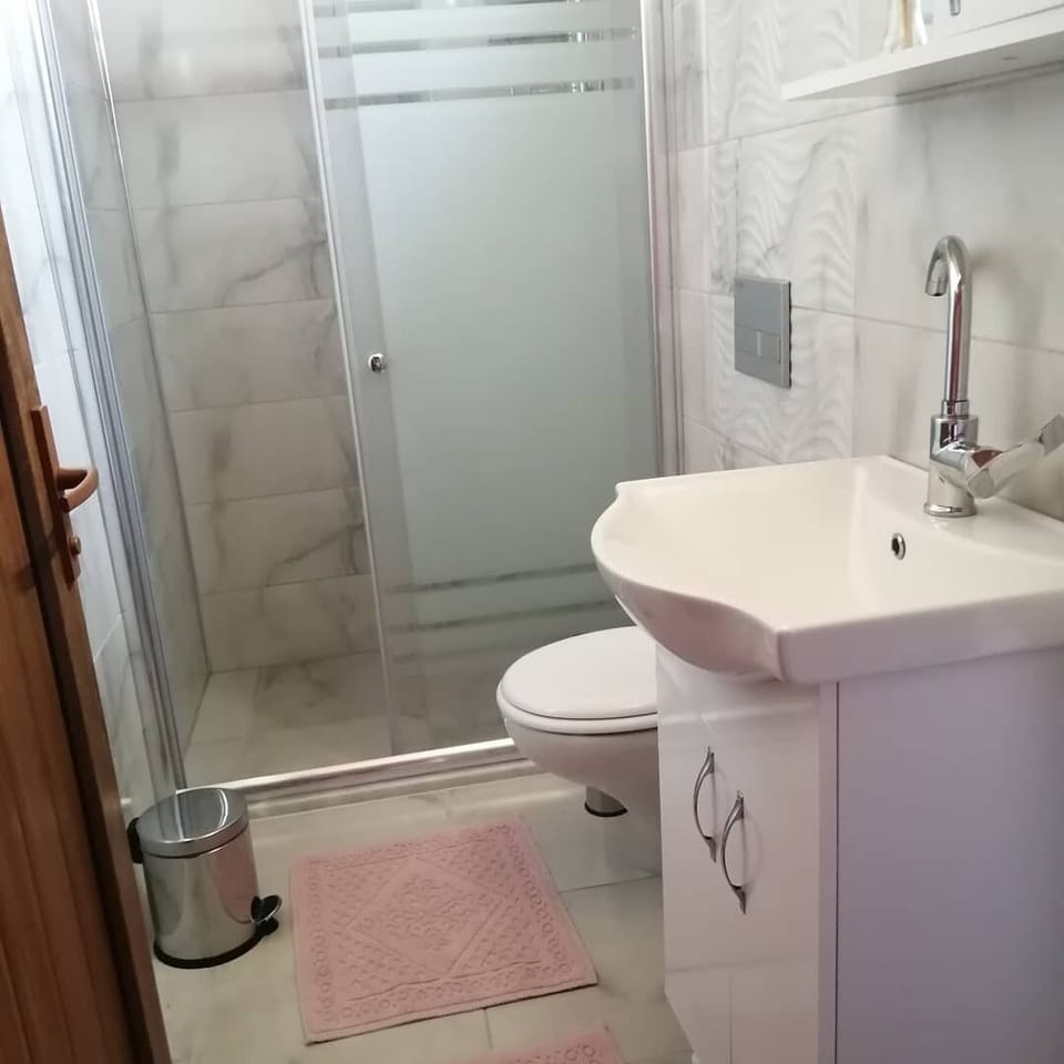 Bungalow | Bathroom | Shower, slippers, towels, soap