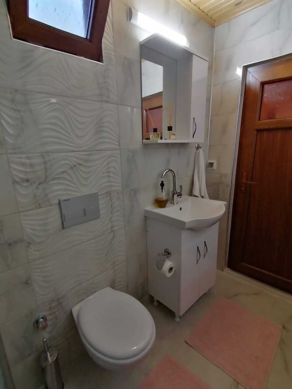 Bungalow | Bathroom | Shower, slippers, towels, soap