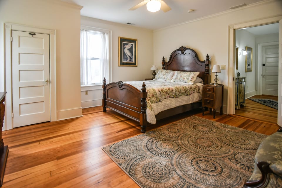 Green Room, 1 Queen Bed | Down comforters, pillowtop beds, individually decorated