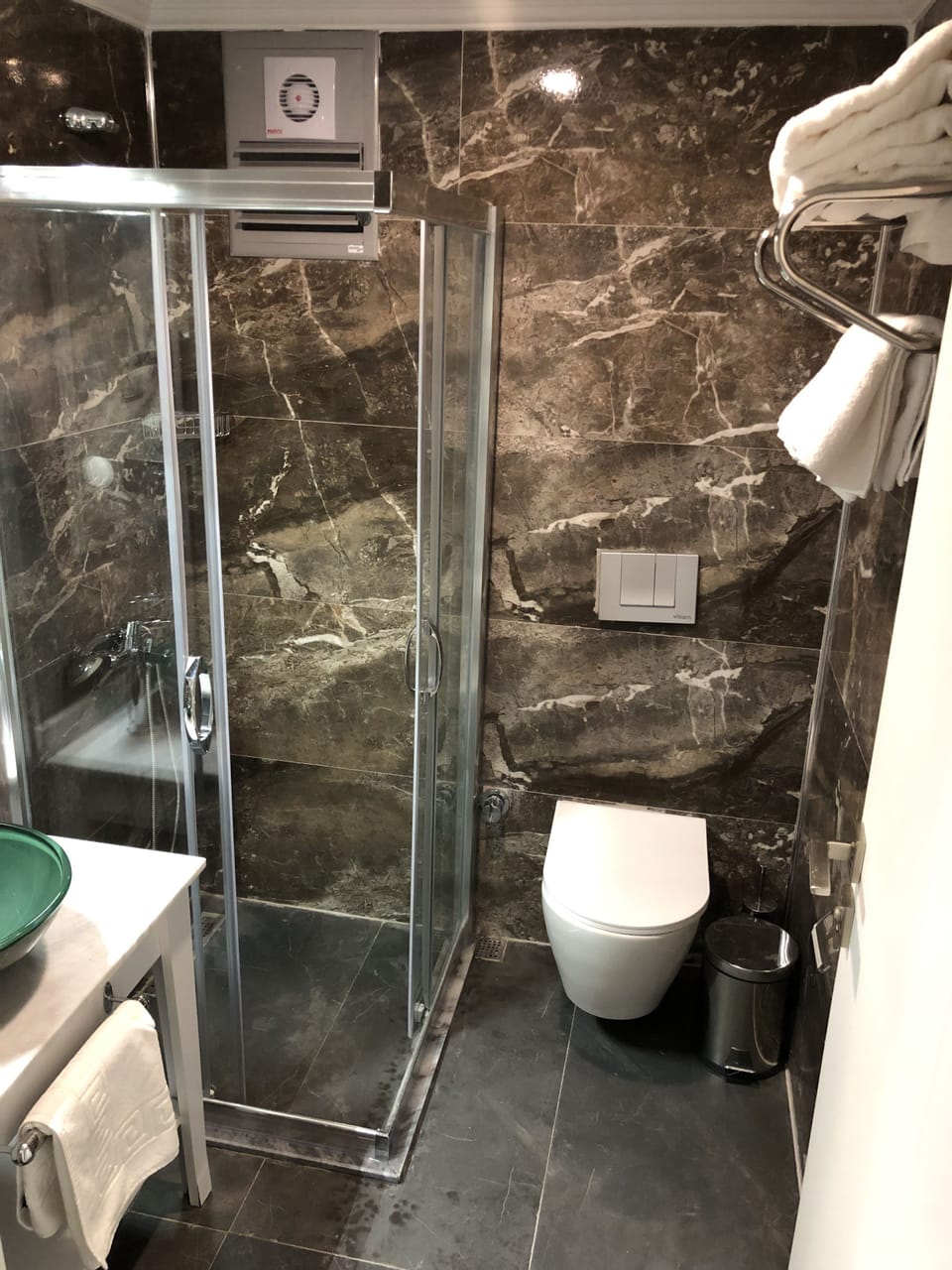 Shower, rainfall showerhead, free toiletries, hair dryer