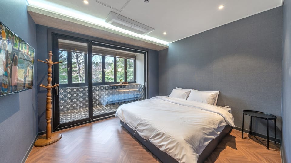 Suite (G) | Blackout drapes, soundproofing, free WiFi