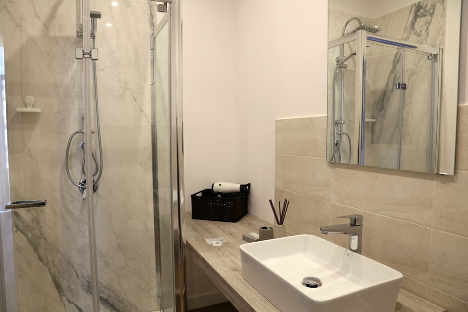 Deluxe Double or Twin Room, City View | Bathroom | Shower, rainfall showerhead, free toiletries, hair dryer