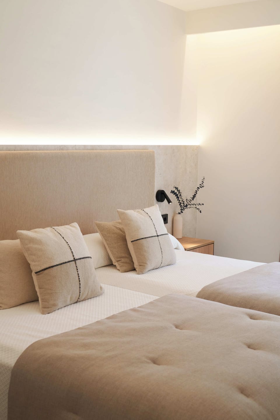 Minibar, in-room safe, desk, WiFi (free)