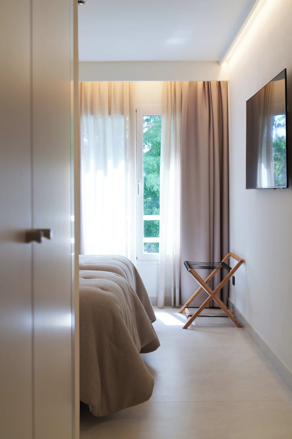 Minibar, in-room safe, desk, WiFi (free)
