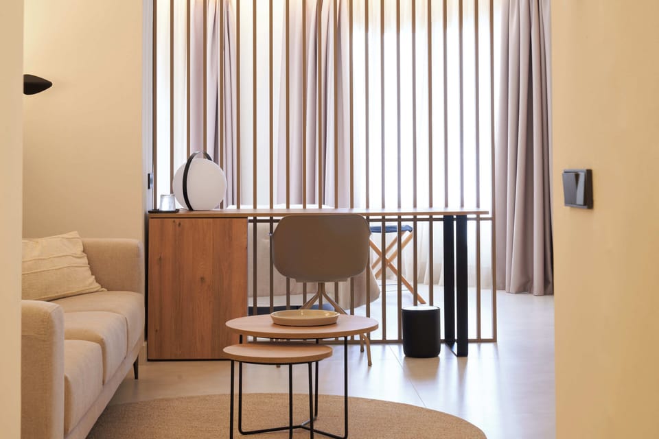 Minibar, in-room safe, desk, WiFi (free)
