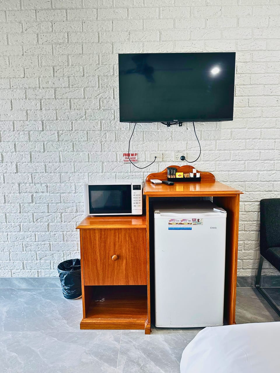 Deluxe Family Room | Desk, iron/ironing board, WiFi (free), bed sheets