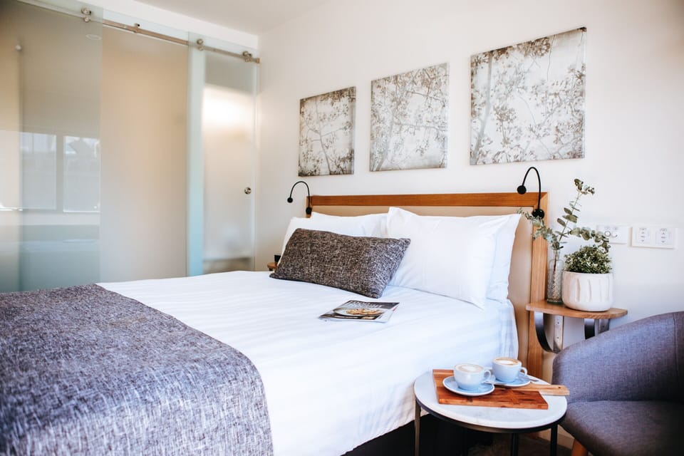 Executive Queen Room | Minibar, desk, laptop workspace, blackout drapes