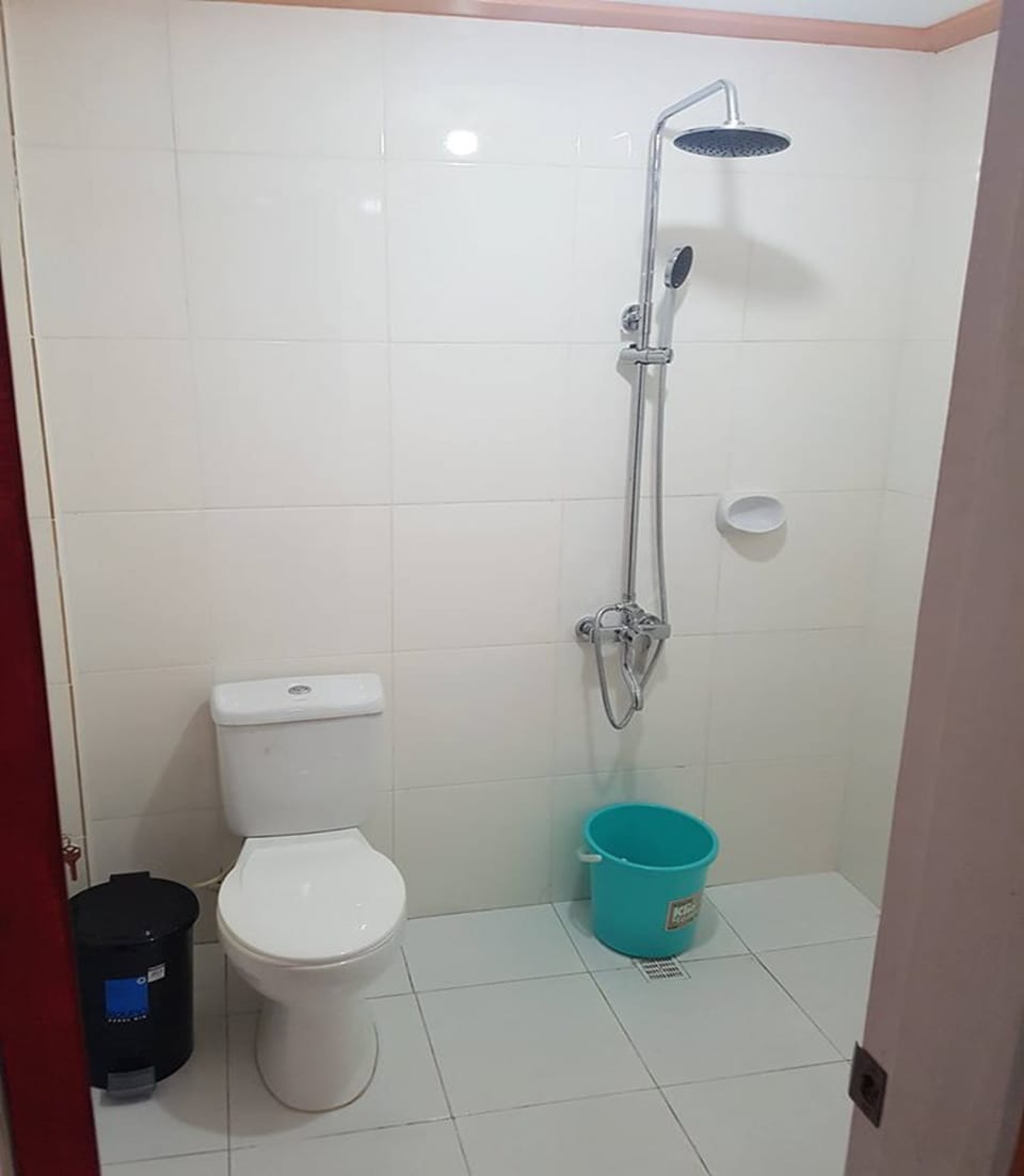 Shower, free toiletries, slippers, towels