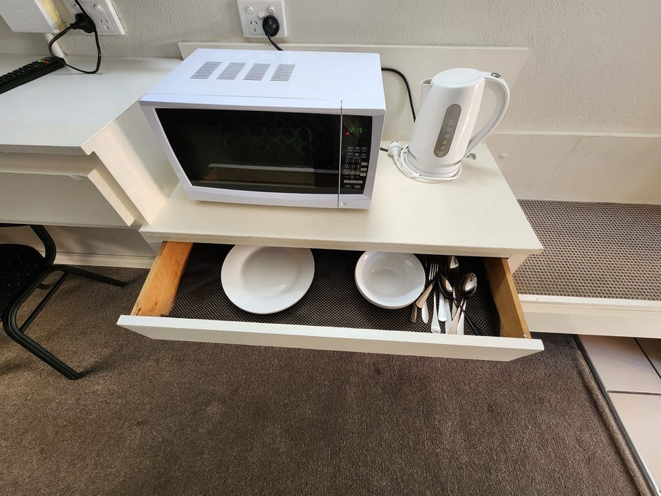 Deluxe Twin Room, 1 Bedroom, Non Smoking, Ground Floor | Iron/ironing board, free WiFi, bed sheets