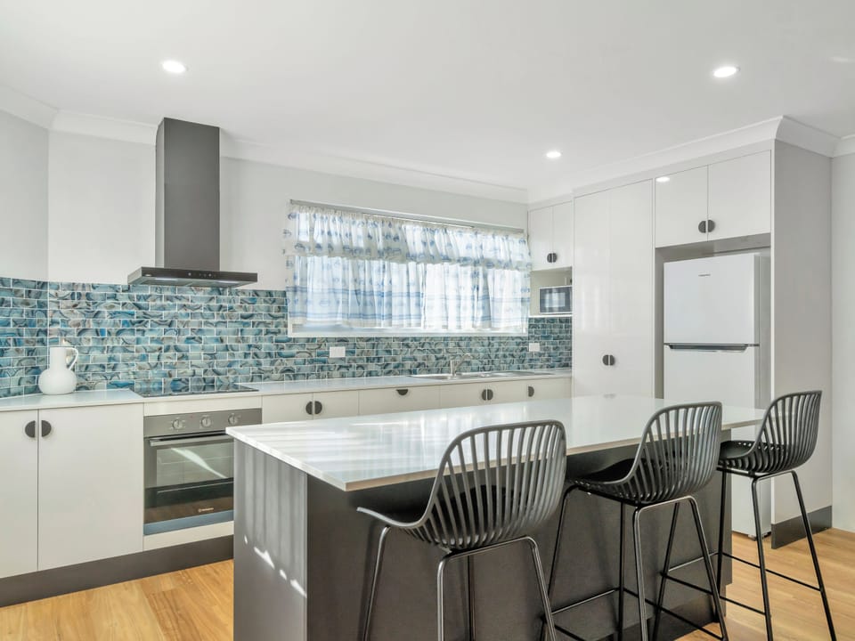 Deluxe Apartment | Private kitchen | Fridge, microwave, coffee/tea maker, electric kettle