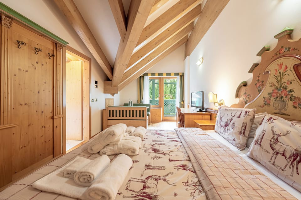 Classic Triple Room | Minibar, in-room safe, desk, cribs (surcharge)