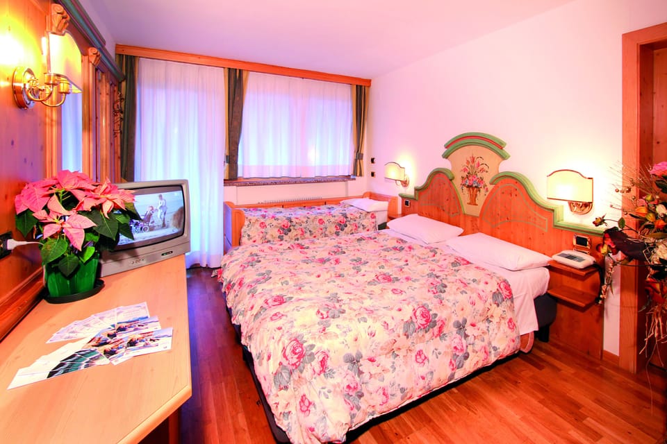 Classic Triple Room | Minibar, in-room safe, desk, cribs/infant beds