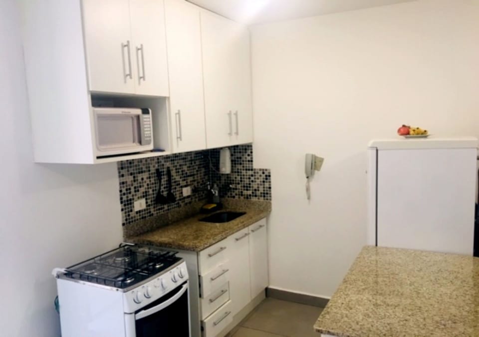 Elite Studio | Private kitchenette | Fridge, microwave, oven, cookware/dishes/utensils