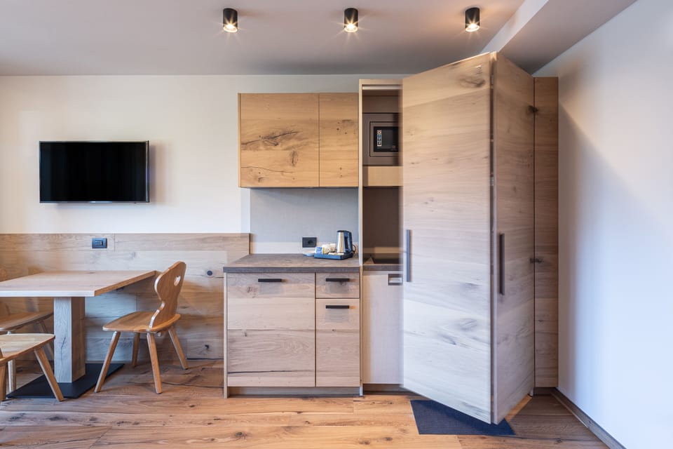 Living Suite Family | Private kitchen | Coffee/tea maker, electric kettle