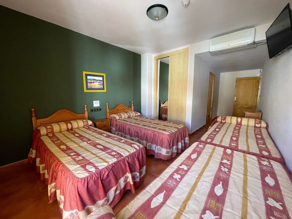 Quadruple Room | In-room safe, desk, blackout drapes, soundproofing