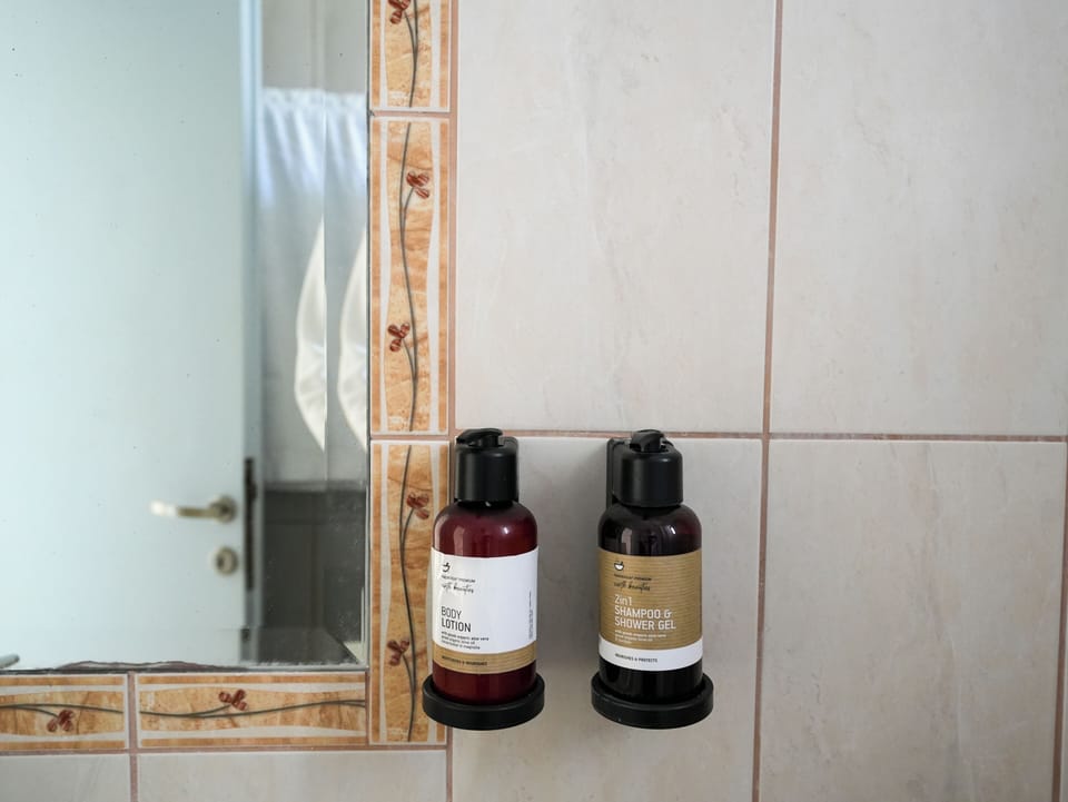 Apartment, 1 Bedroom, Sea View | Bathroom | Combined shower/tub, hair dryer, towels