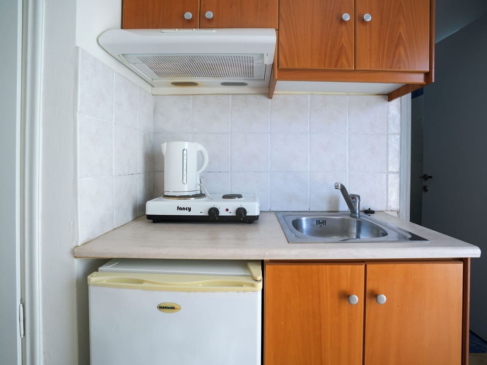 Economy Studio, Garden View | Cribs/infant beds, free WiFi