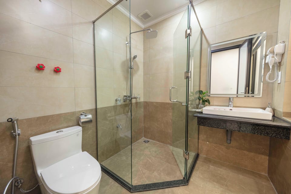 Deluxe King Room, City View (Free one way airport transfer) | Bathroom | Shower, rainfall showerhead, free toiletries, hair dryer