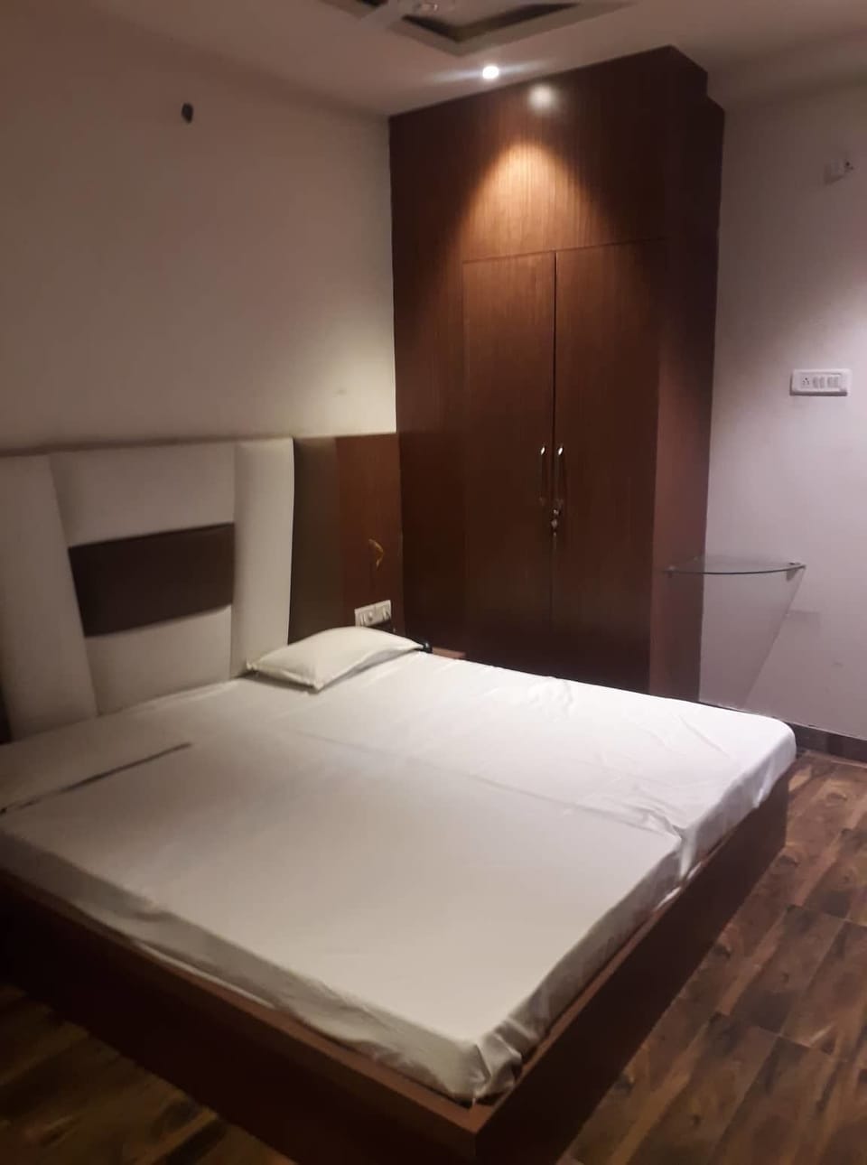 Business Room | In-room safe, desk, laptop workspace, iron/ironing board