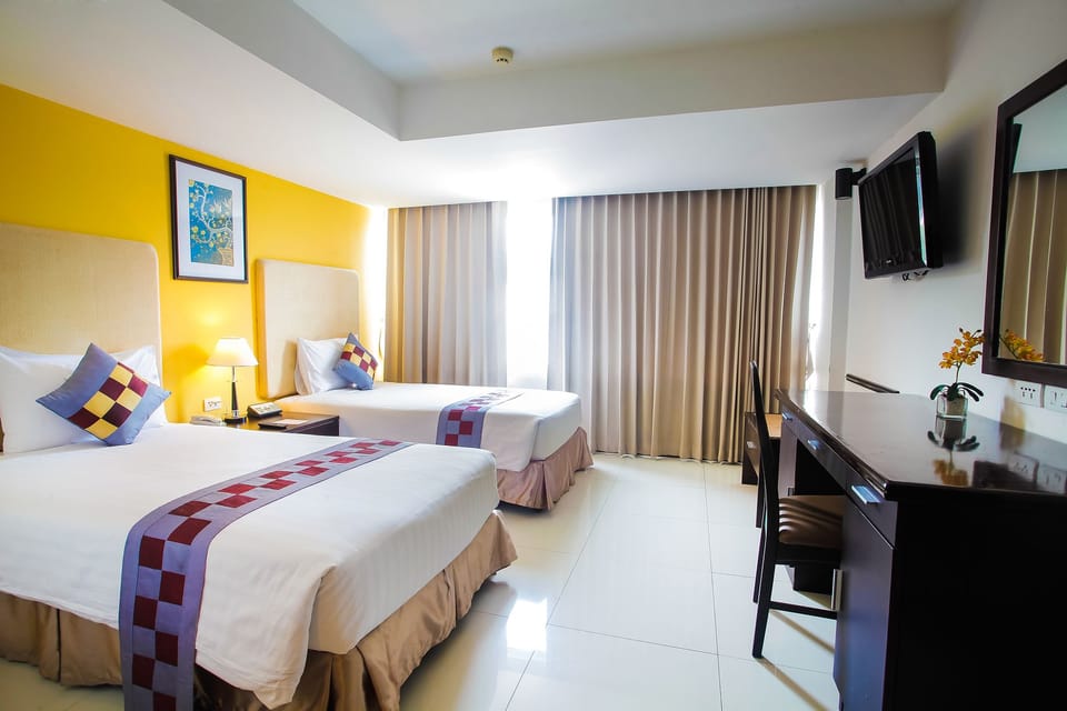 Deluxe Double or Twin Room | In-room safe, desk, blackout drapes, soundproofing