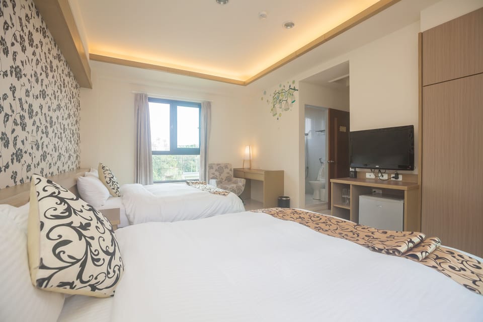 Quadruple Room (202) | Desk, free WiFi, bed sheets