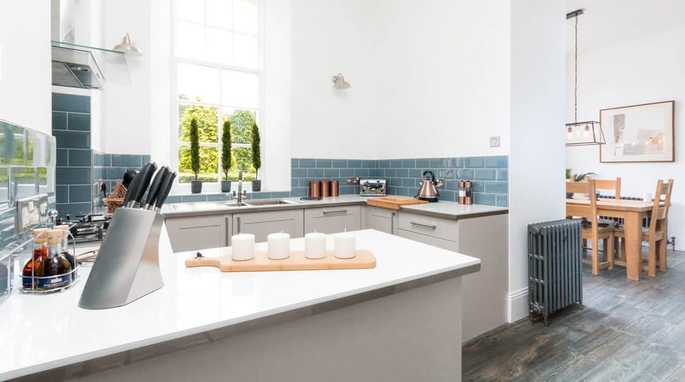 Family House, 4 Bedrooms | Private kitchen | Full-size fridge, microwave, oven, stovetop