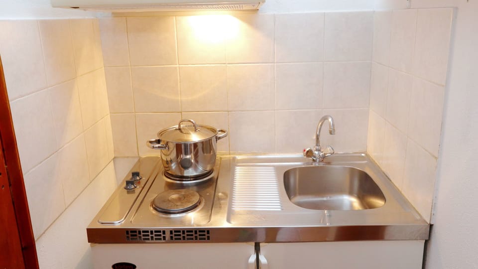 Standard Double Room | Private kitchenette | Fridge, stovetop, cookware/dishes/utensils