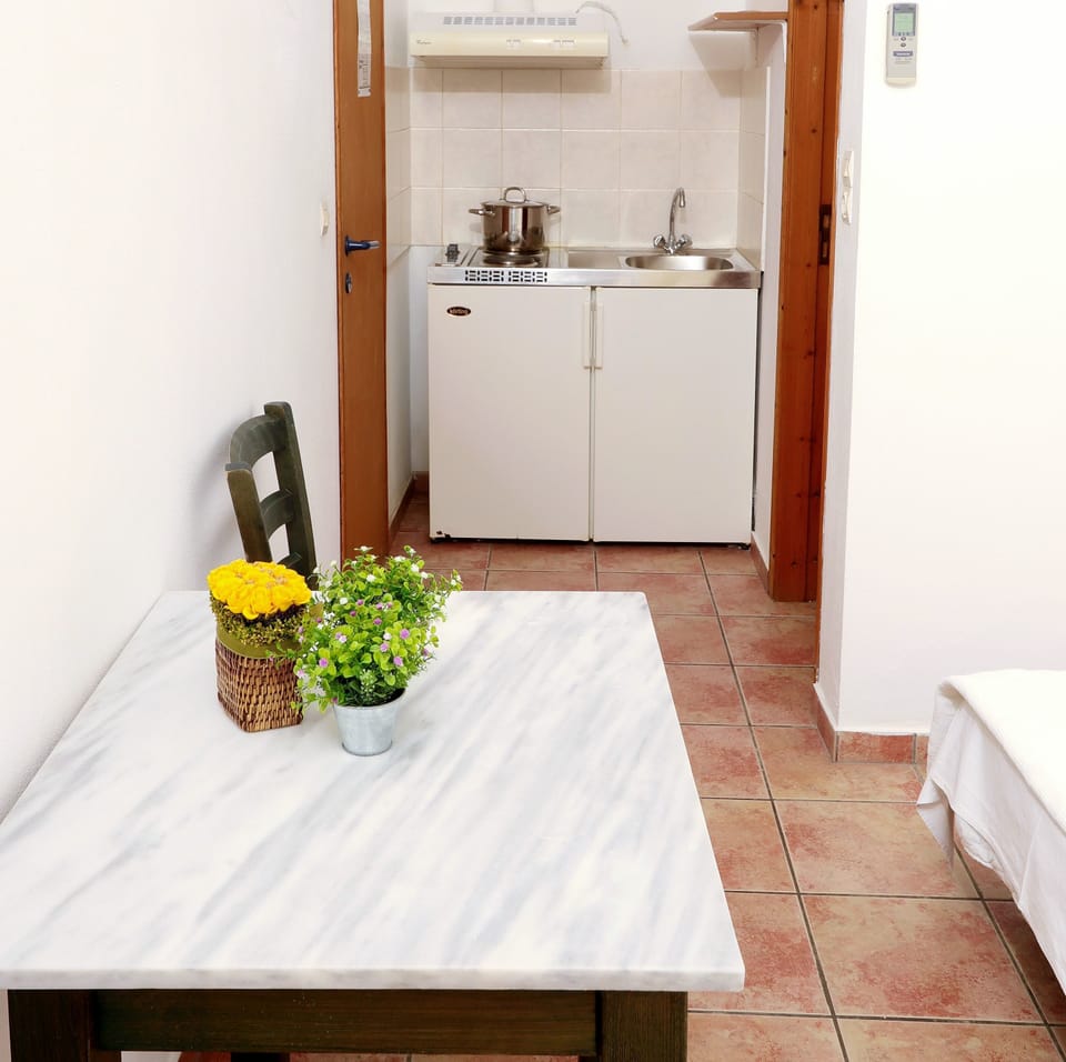 Comfort Double Room | In-room dining