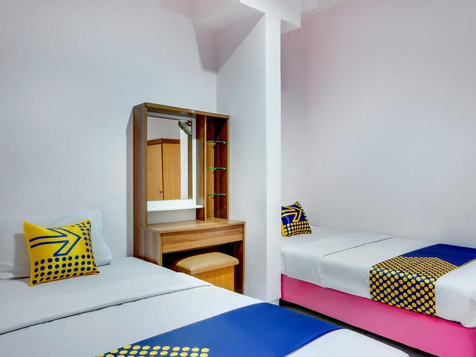 Economy Twin Room | Desk, WiFi (free), bed sheets