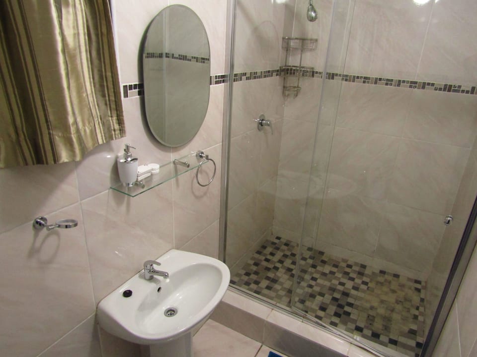 Executive Double or Twin Room | Bathroom | Combined shower/tub, rainfall showerhead, hair dryer, bathrobes