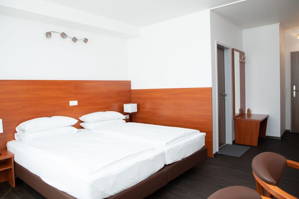 Comfort Double Room | Desk, blackout drapes, soundproofing, free WiFi