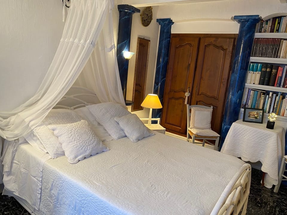 Classic Room | 2 bedrooms, iron/ironing board, free WiFi, bed sheets