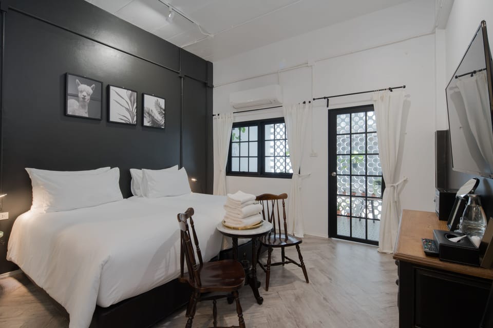 Deluxe Twin Room | In-room safe, blackout drapes, free WiFi, bed sheets