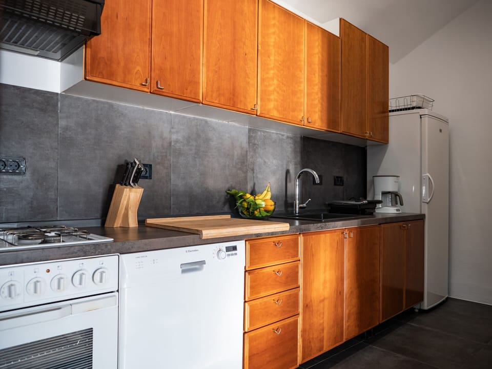 Fridge, oven, stovetop, coffee/tea maker