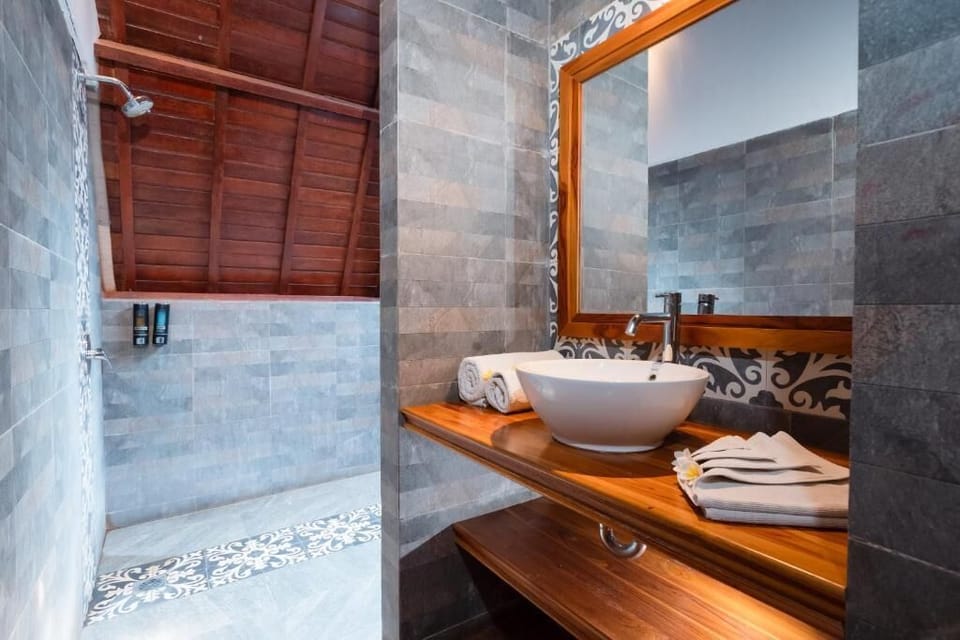 Shower, free toiletries, towels