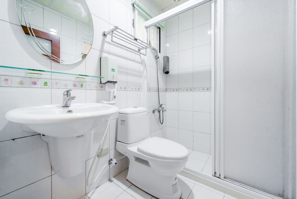 Comfort Quadruple Room | Bathroom | Shower, free toiletries, hair dryer, towels