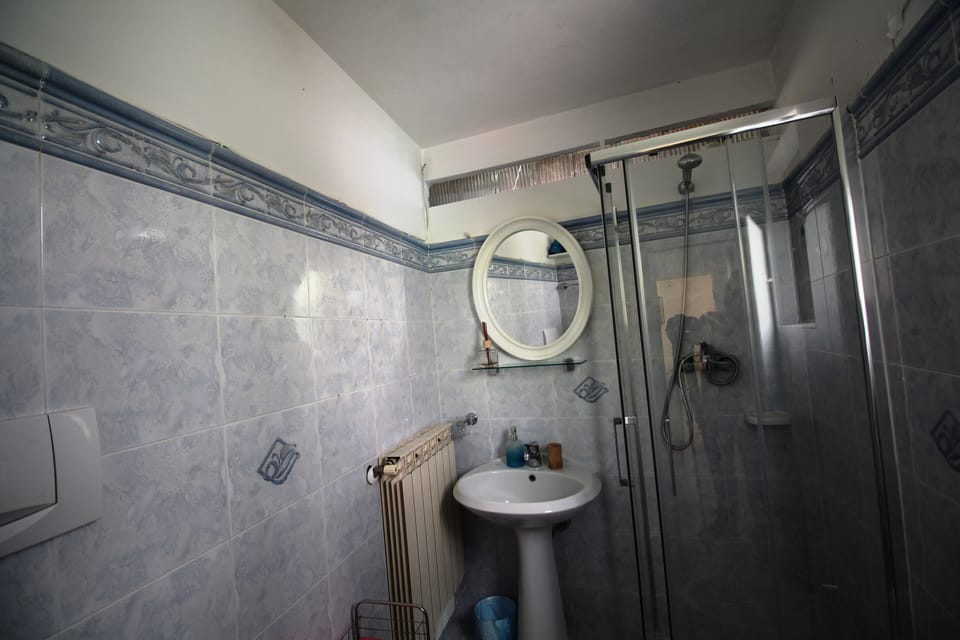 City Apartment, 1 Bedroom | Bathroom | Shower, rainfall showerhead, towels