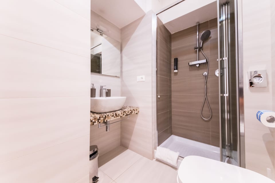 Superior Double Room (King) | Bathroom | Shower, rainfall showerhead, free toiletries, hair dryer