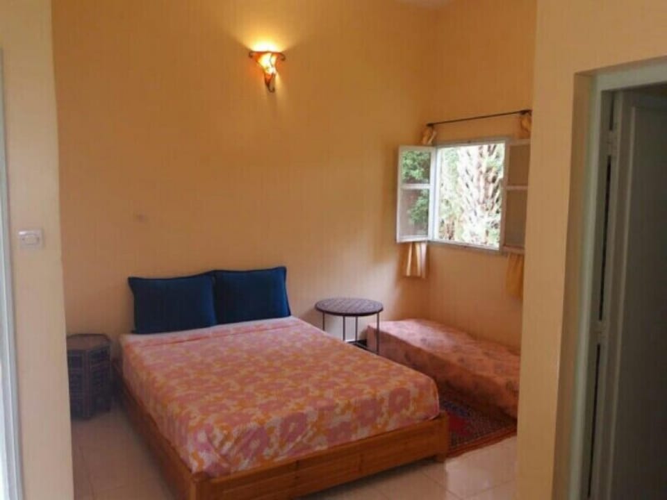 Iron/ironing board, bed sheets