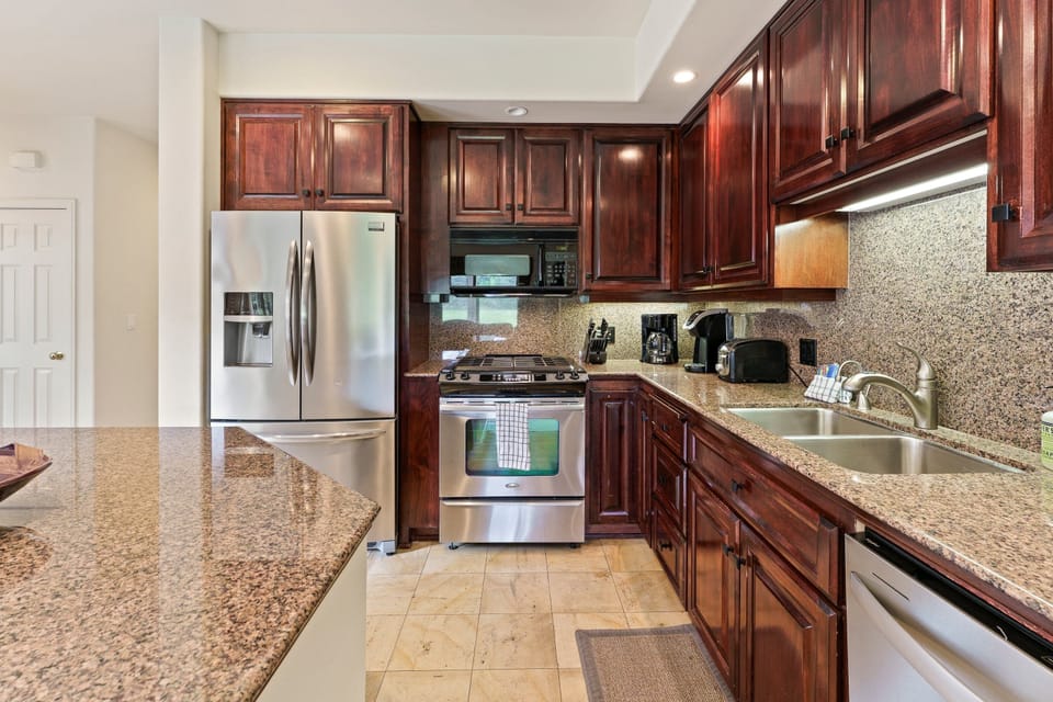 House, 2 Bedrooms | Private kitchen | Fridge, microwave, oven, stovetop