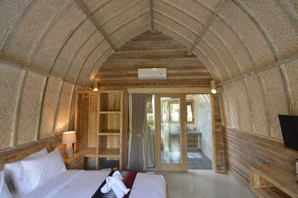 Deluxe Double Room with Bathtub | In-room safe, free WiFi, bed sheets