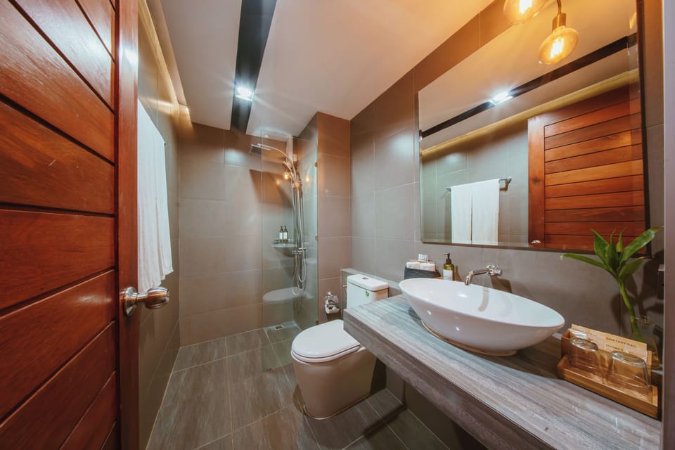 Shower, rainfall showerhead, free toiletries, hair dryer